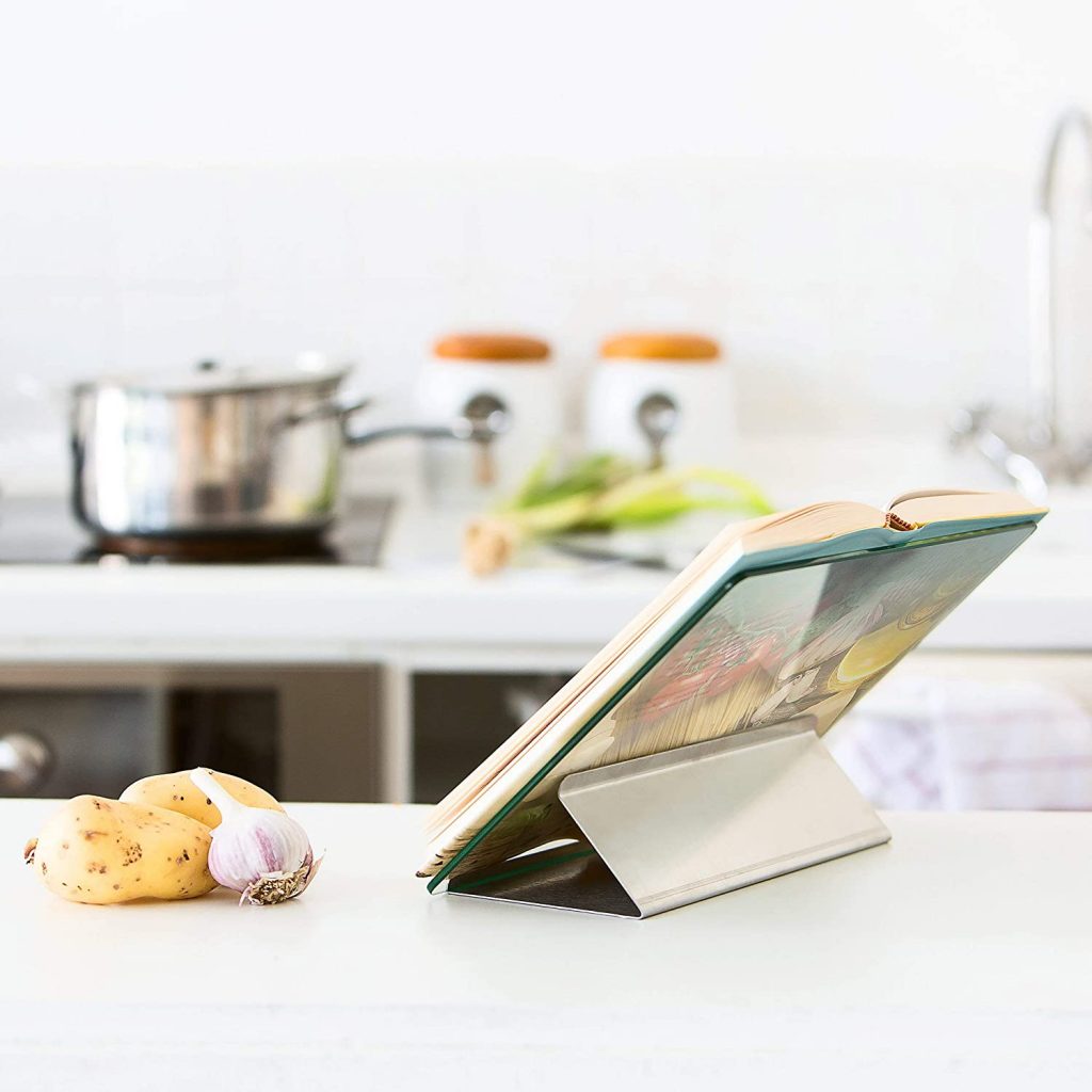 Repose livre de couleur transparent et gris dans une cuisine 