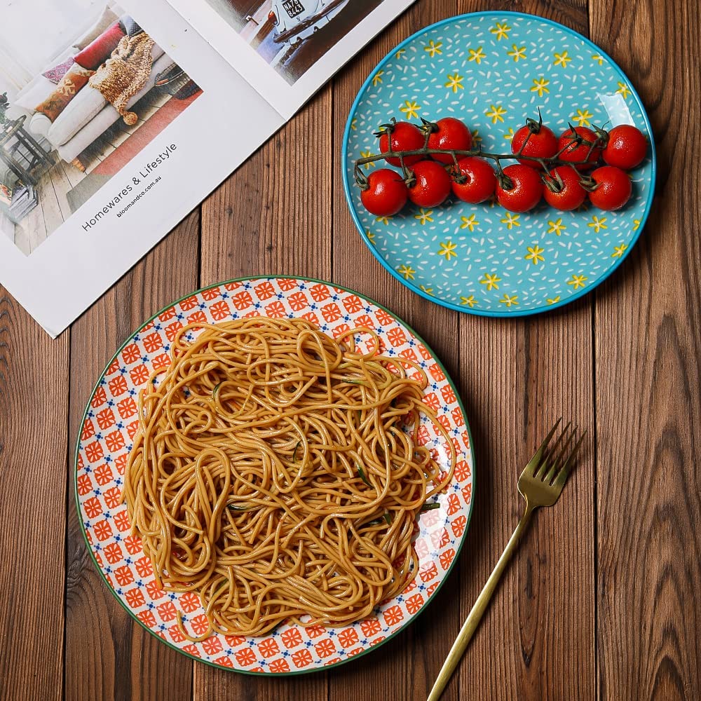assiette design colorée avec des spaghettis et des tomates