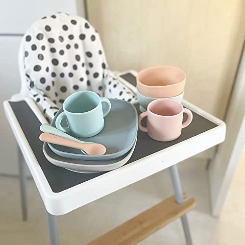 Assiette à ventouse pour bébé sur une chaise haute