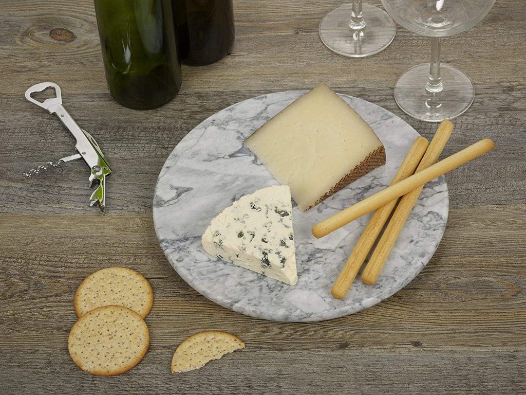 planche à découper en marbre avec du fromage dessus