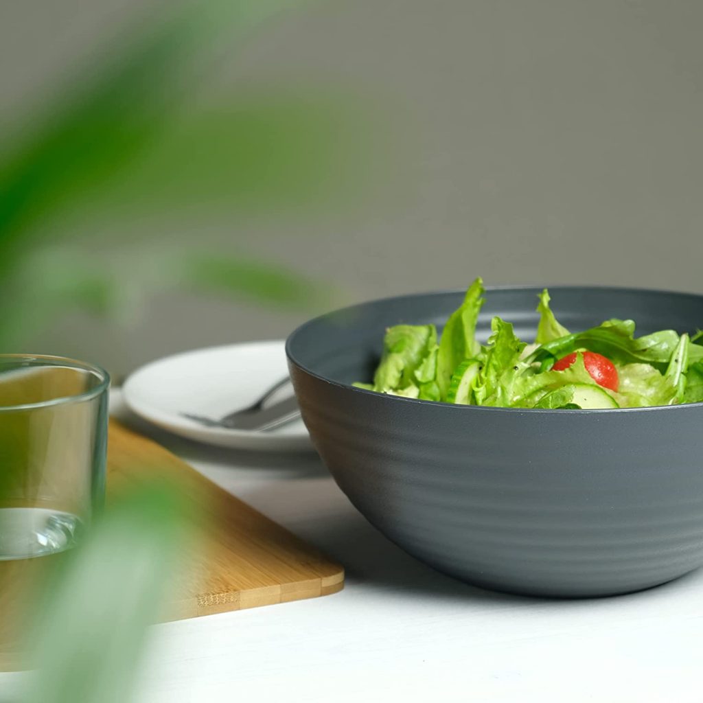 saladier en plastique sur une table à manger