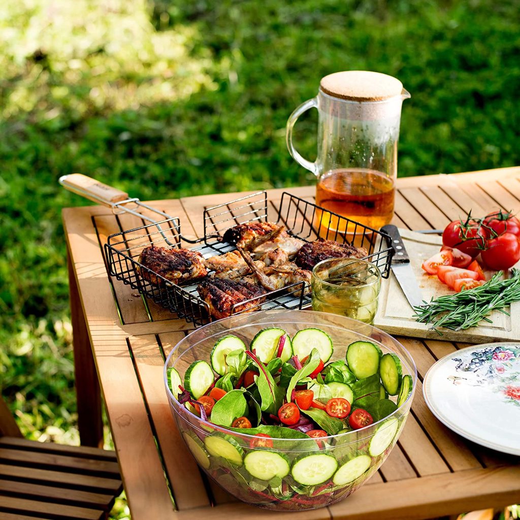 saladier en plastique sur une table de jardin