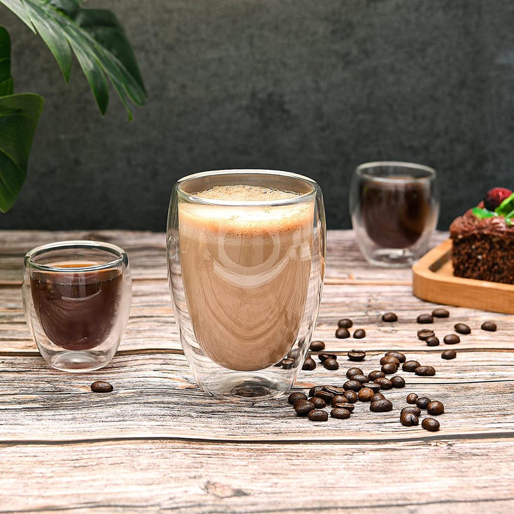 tasse à double paroi avec des grains de café