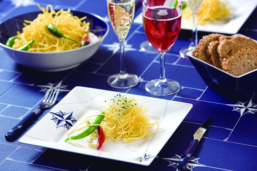 assiette carrée blanche avec dessins bleu et blanc