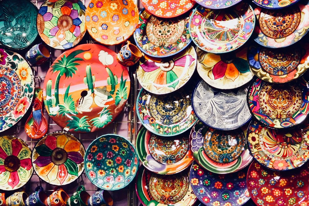 assiette design colorée avec des motifs