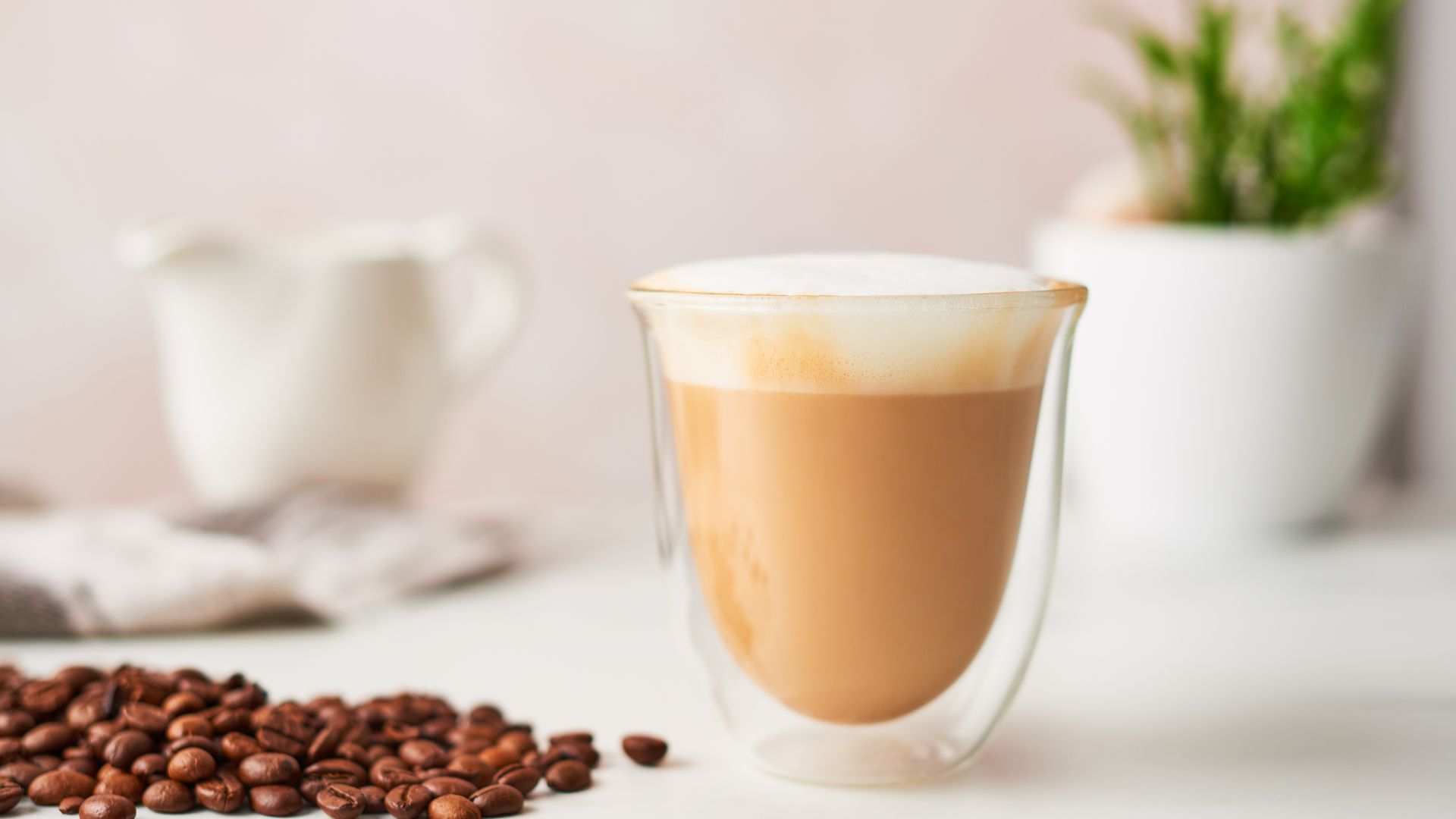 cappuccino dans une tasse à double paroi